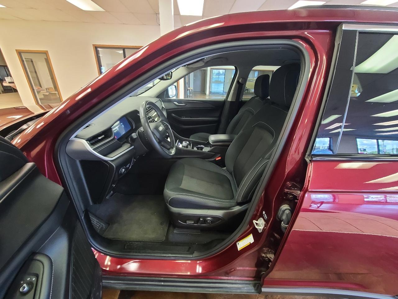 Jeep Grand Cherokee Laredo 4WD 2023