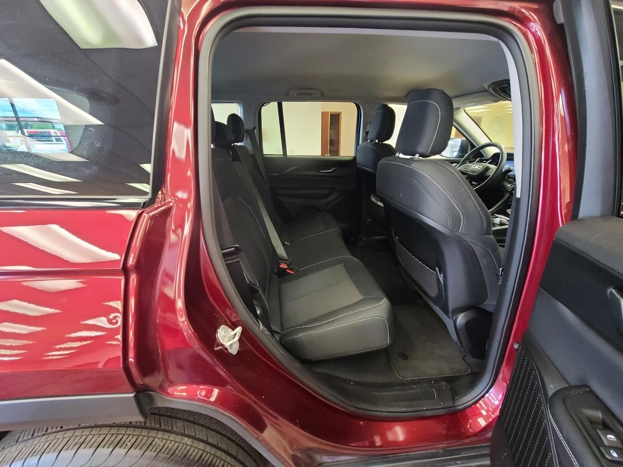 Jeep Grand Cherokee Laredo 4WD 2023