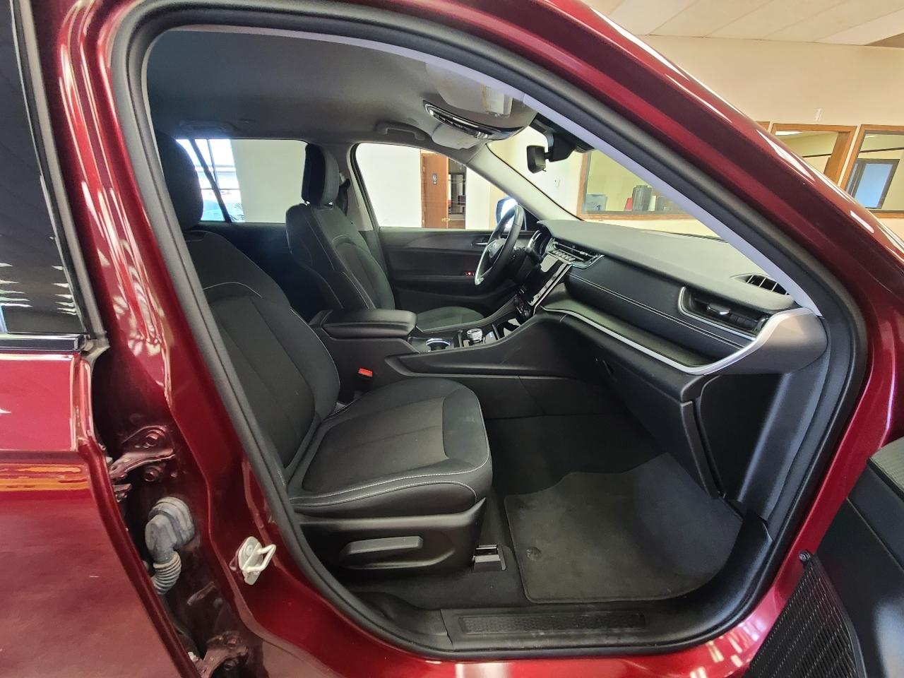 Jeep Grand Cherokee Laredo 4WD 2023