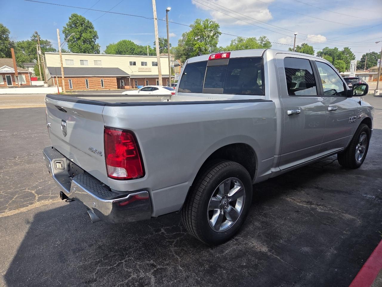 RAM 1500 SLT Crew Cab SWB 4WD 2016