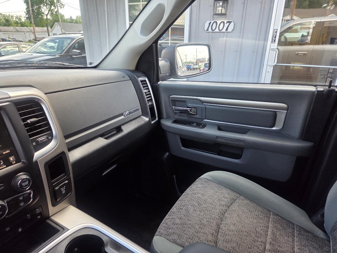 RAM 1500 SLT Crew Cab SWB 4WD 2016