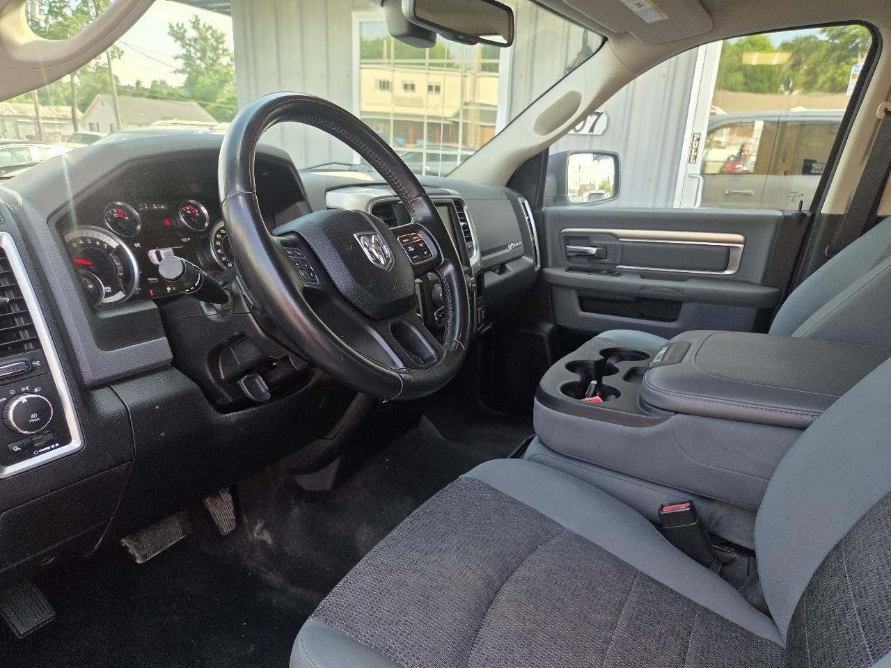 RAM 1500 SLT Crew Cab SWB 4WD 2017
