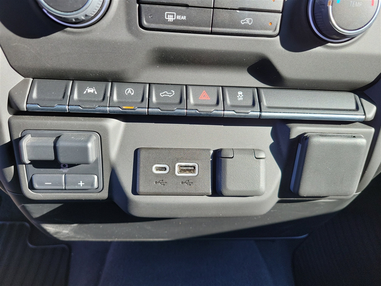 Chevrolet Silverado 1500 Custom Crew Cab 4WD 2024