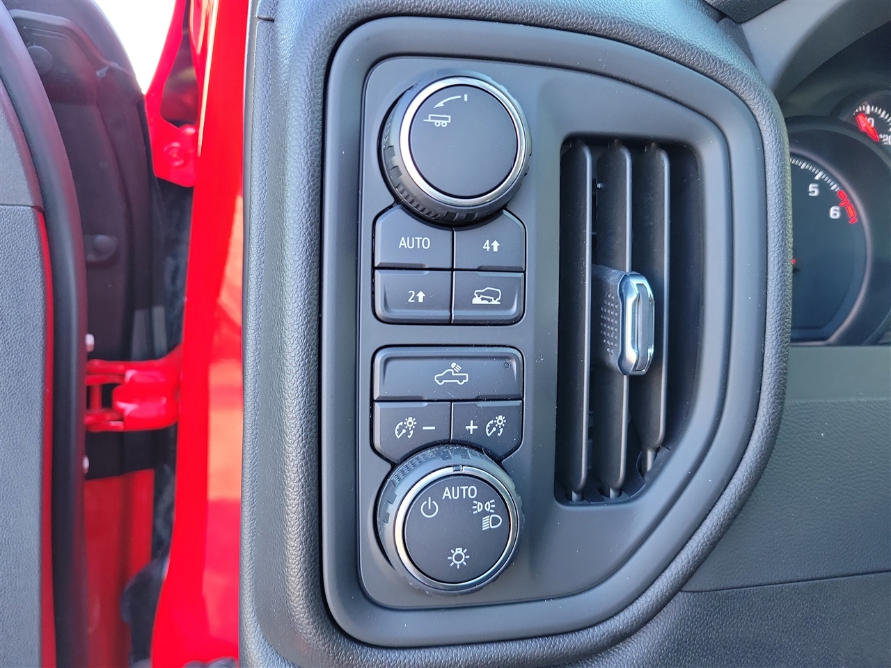 Chevrolet Silverado 1500 Custom Crew Cab 4WD 2024