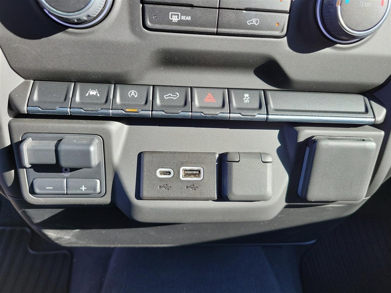 Chevrolet Silverado 1500 Custom Crew Cab 4WD 2024