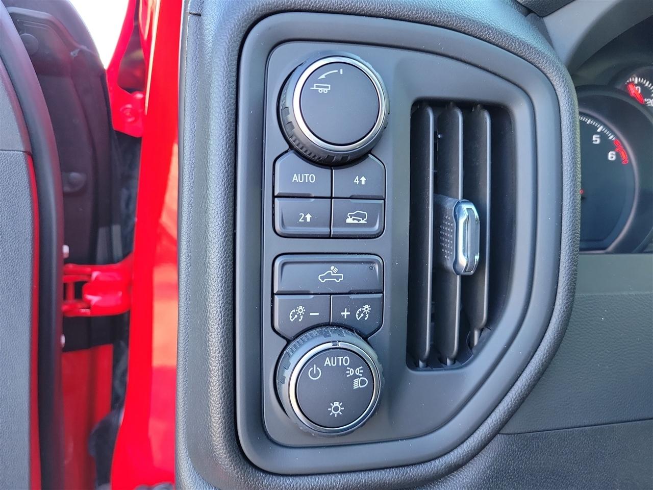 Chevrolet Silverado 1500 Custom Crew Cab 4WD 2024