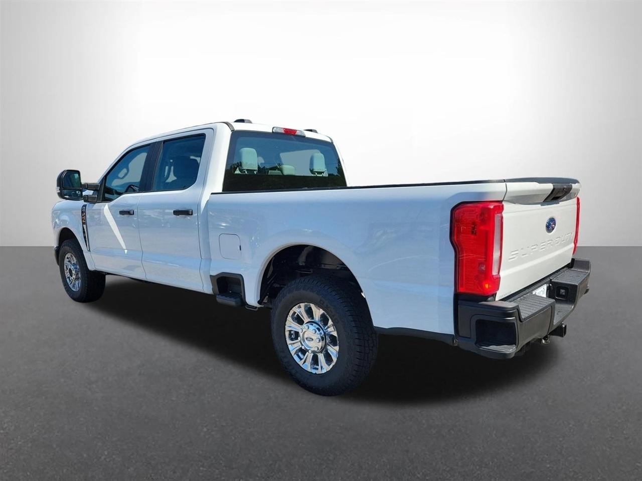 Ford F-250 SD XL Crew Cab 2WD 2023