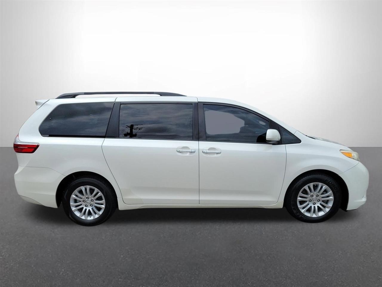 Toyota Sienna Limited Premium 7-Passenger 2017