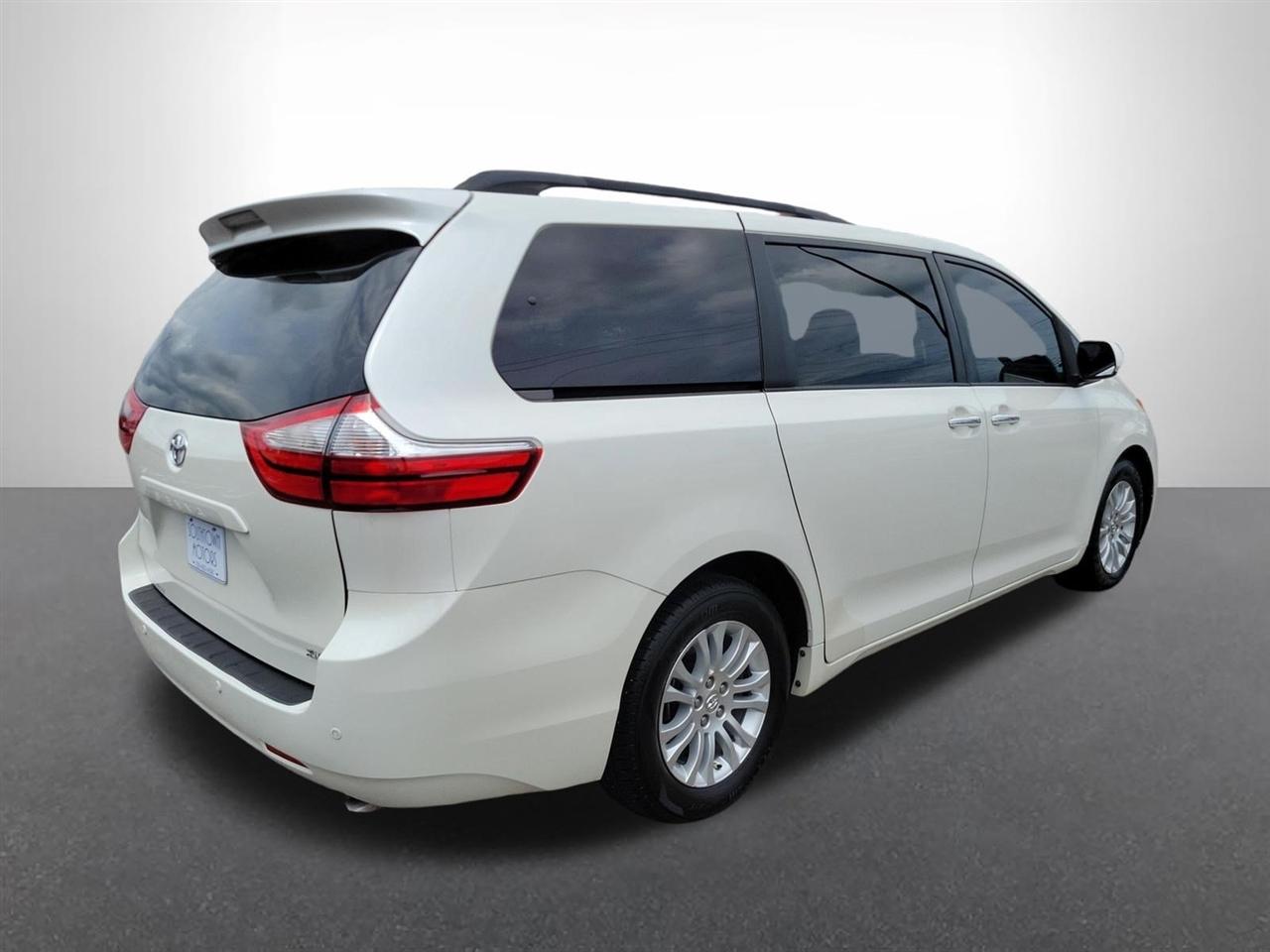 Toyota Sienna Limited Premium 7-Passenger 2017