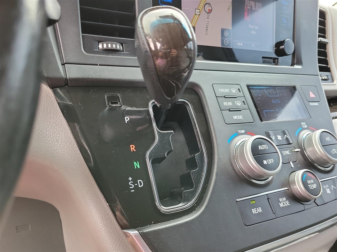 Toyota Sienna Limited Premium 7-Passenger 2017
