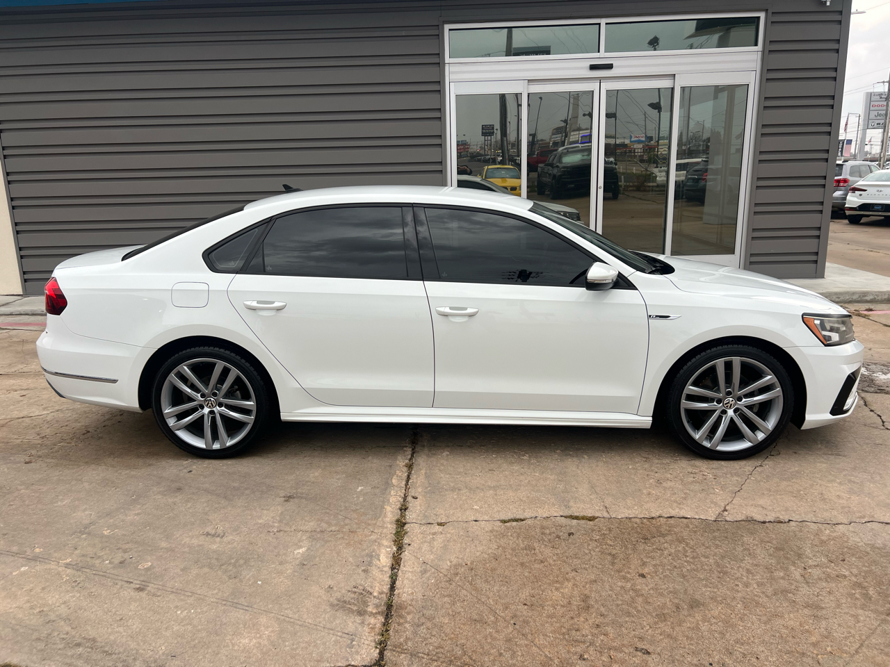 2018 Volkswagen Passat 2.0T R-Line photo 3