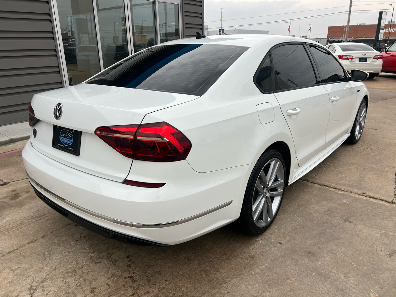 2018 Volkswagen Passat 2.0T R-Line photo 4