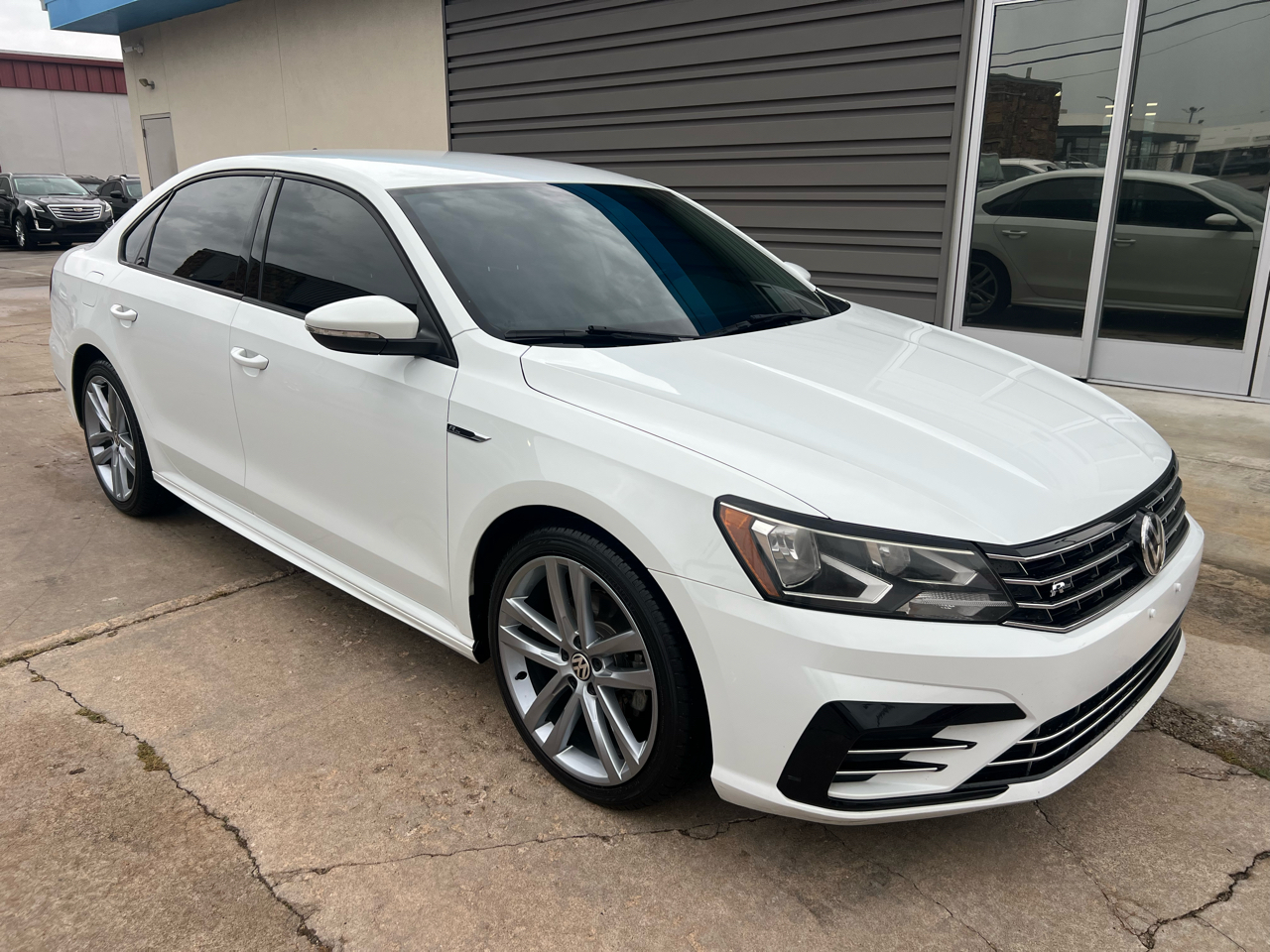 2018 Volkswagen Passat 2.0T R-Line photo 2