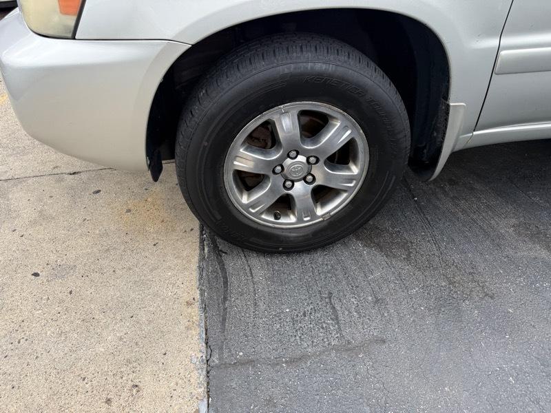 Toyota Highlander V6 2WD with 3rd-Row Seat 2004