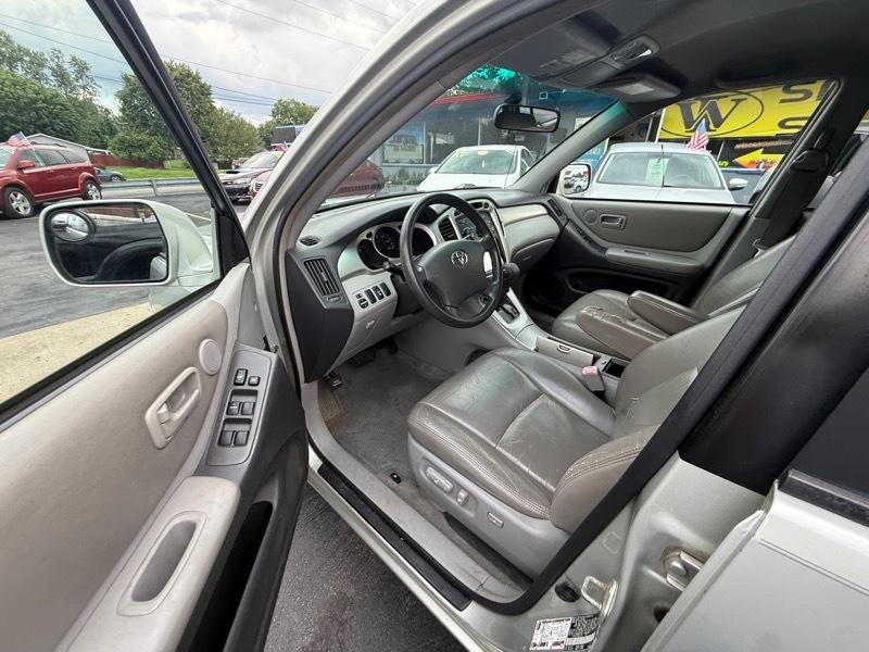 Toyota Highlander V6 2WD with 3rd-Row Seat 2004