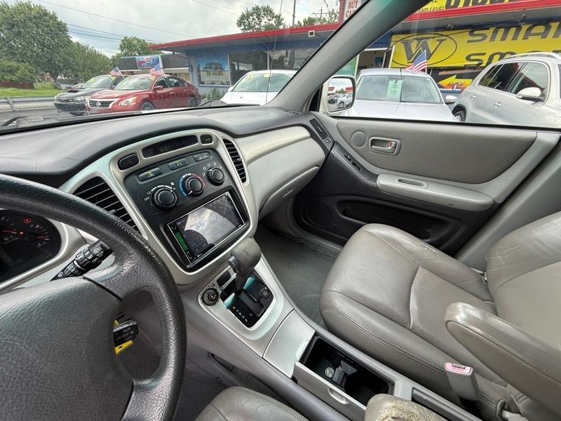 Toyota Highlander V6 2WD with 3rd-Row Seat 2004