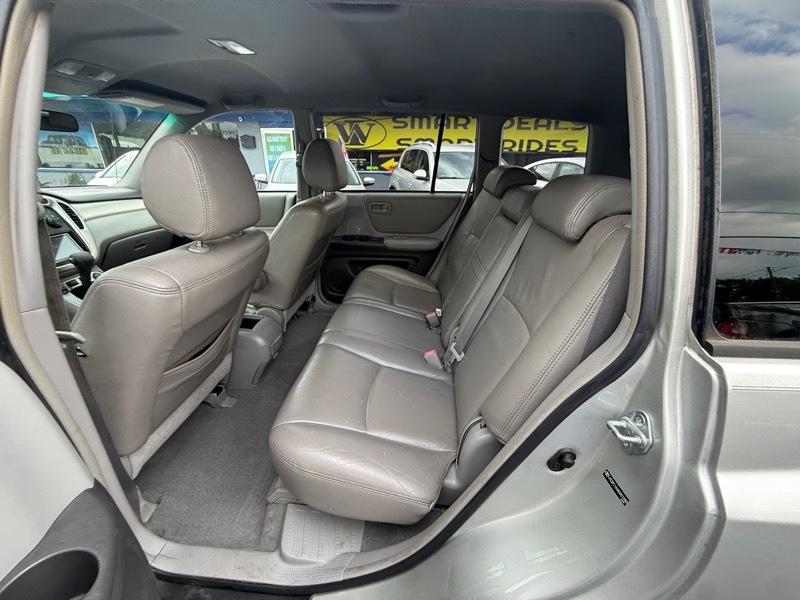 Toyota Highlander V6 2WD with 3rd-Row Seat 2004
