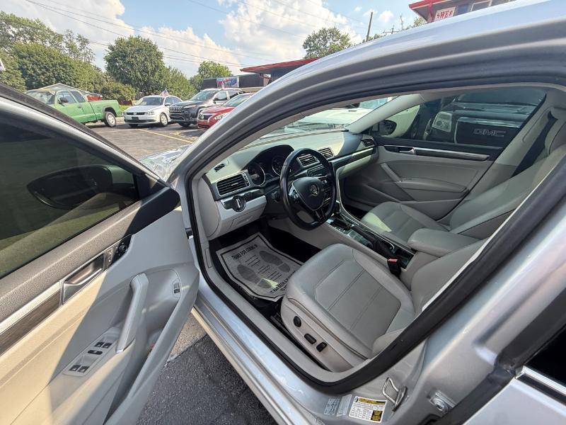 Volkswagen Passat SE PZEV 6A w/ Sunroof & Nav 2016