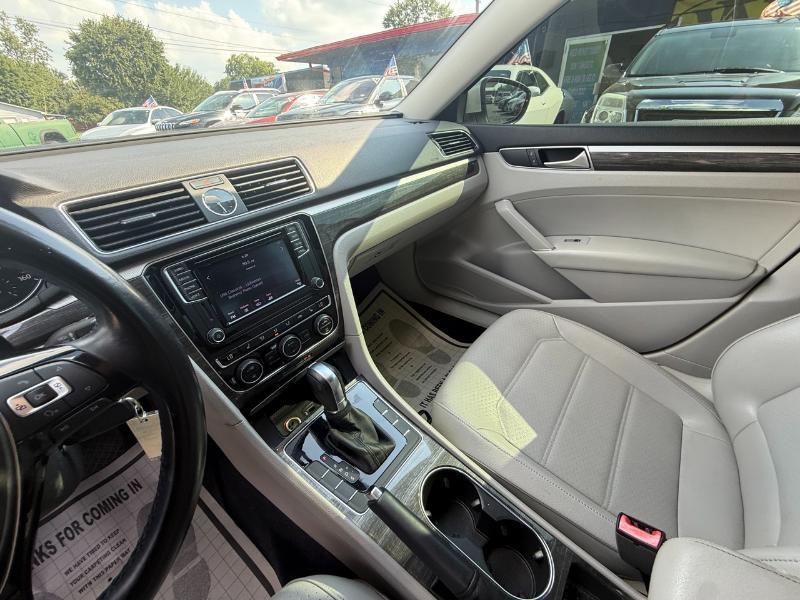 Volkswagen Passat SE PZEV 6A w/ Sunroof & Nav 2016