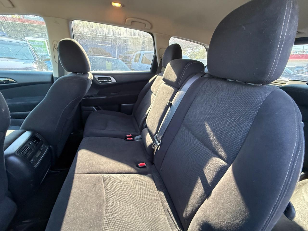 Nissan Pathfinder SV 4WD 2013