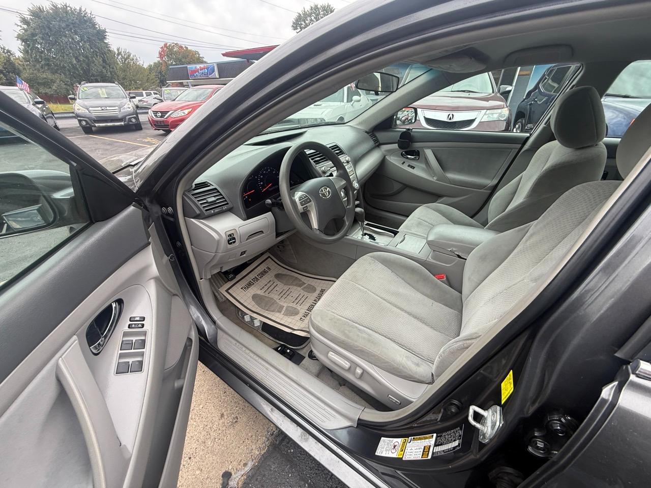 Toyota Camry Base 6-Spd AT 2011