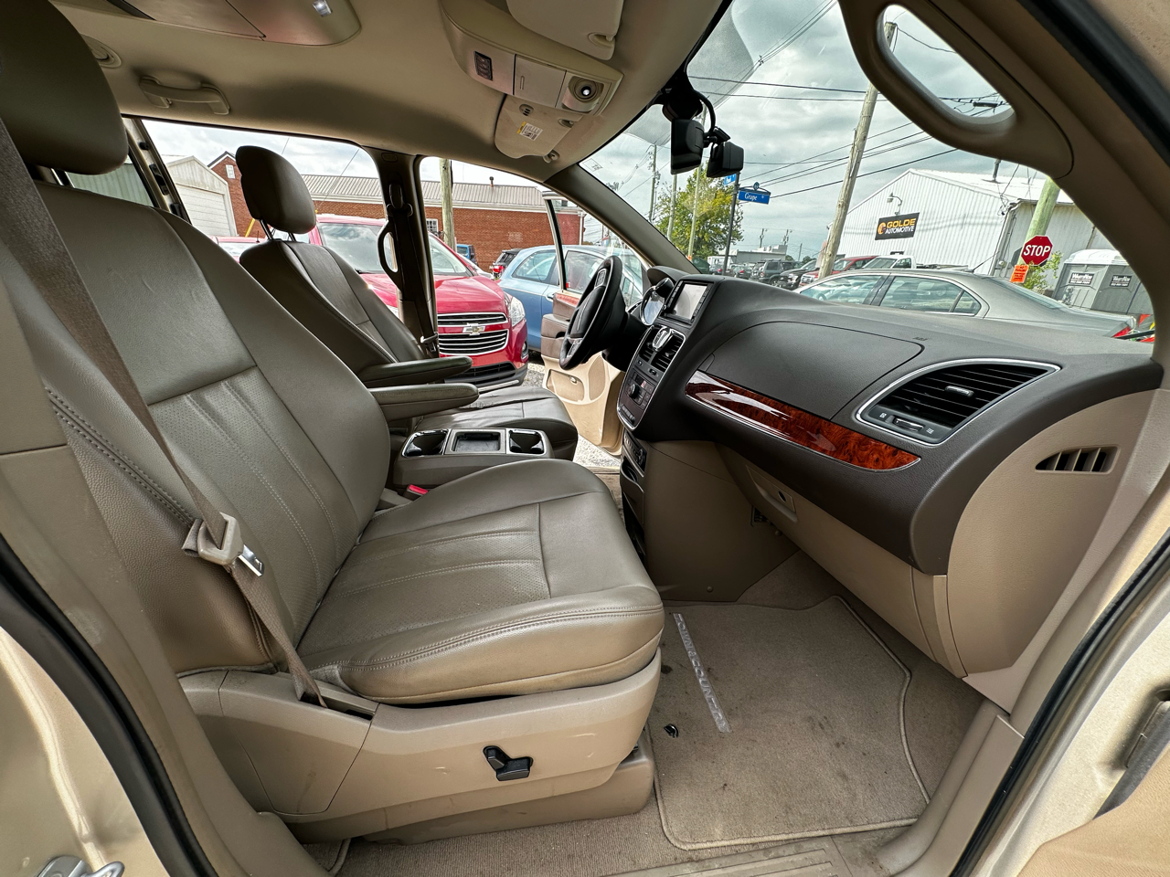 Chrysler Town & Country Touring-L 2012