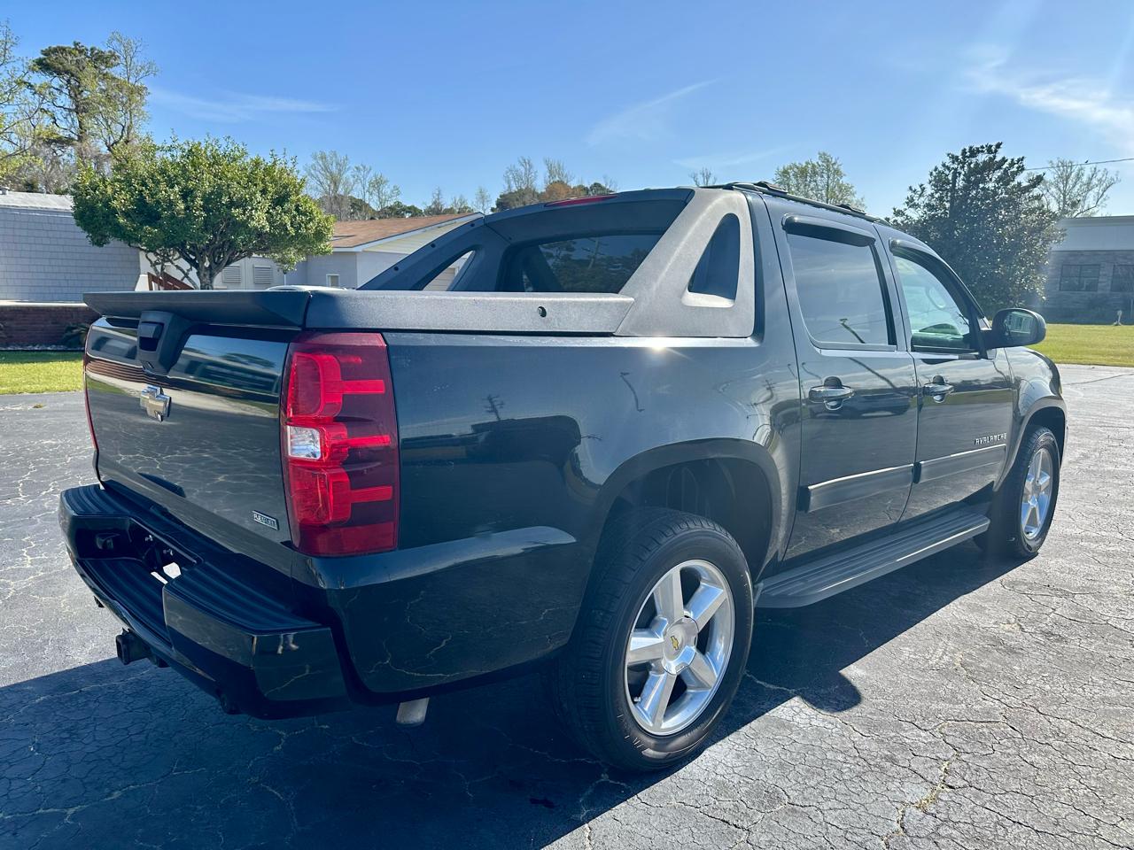 Chevrolet Avalanche LS 2WD 2011