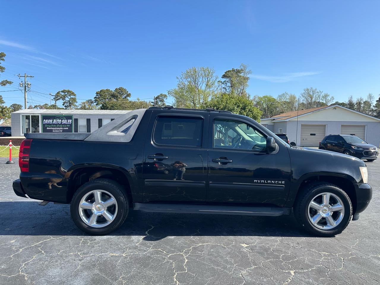 Chevrolet Avalanche LS 2WD 2011