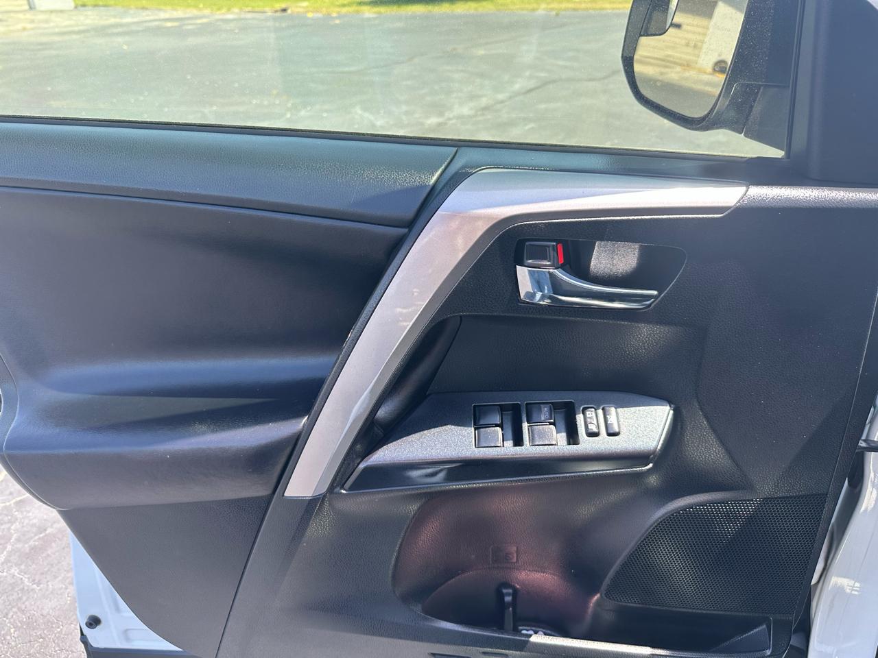 Toyota RAV4 Hybrid XLE 2017