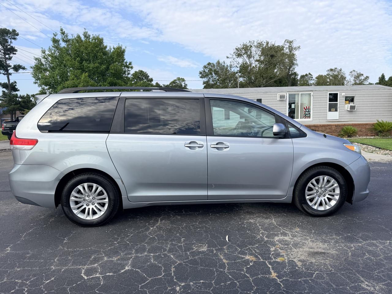 Toyota Sienna XLE FWD 8-Passenger V6 2013