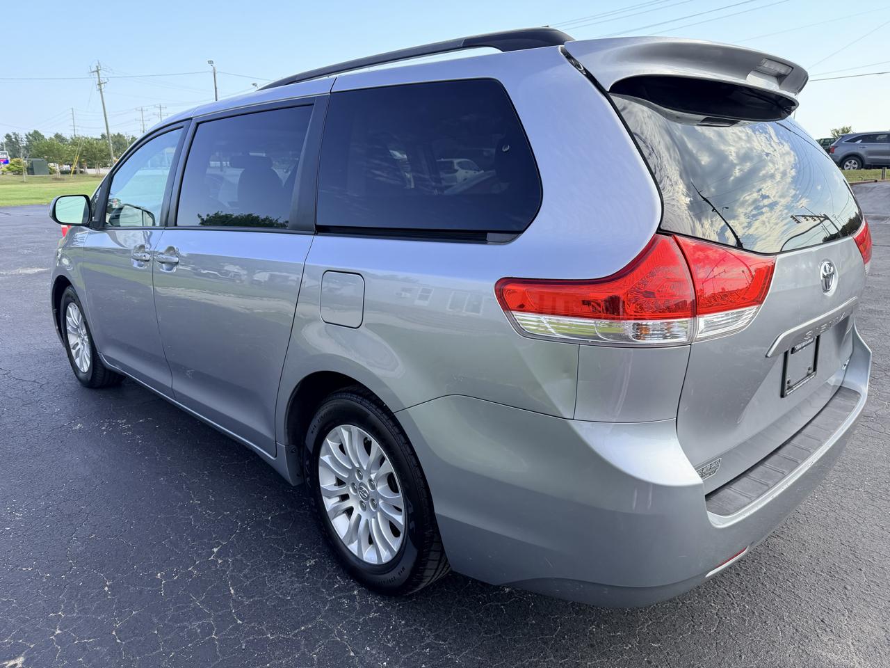 Toyota Sienna XLE FWD 8-Passenger V6 2013