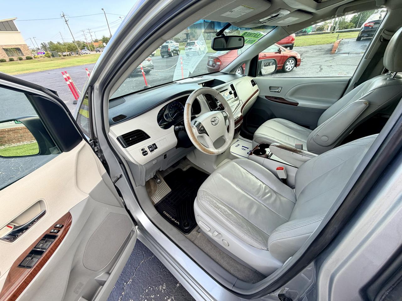 Toyota Sienna XLE FWD 8-Passenger V6 2013