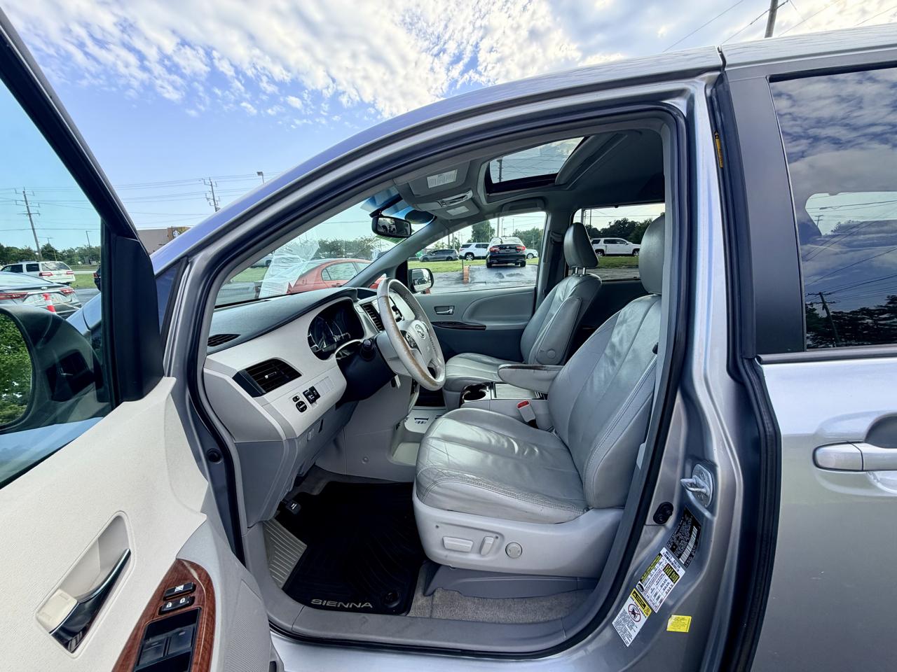 Toyota Sienna XLE FWD 8-Passenger V6 2013