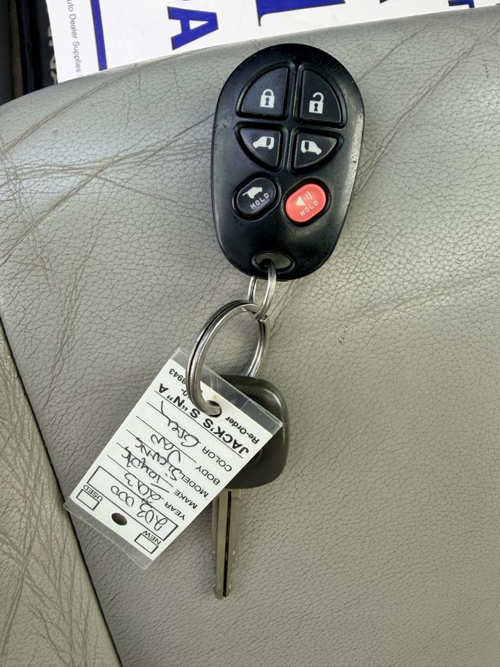 Toyota Sienna XLE FWD 8-Passenger V6 2013