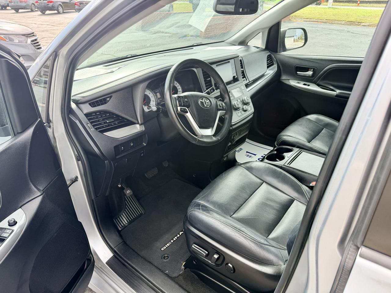 Toyota Sienna SE Premium FWD 8-Passenger V6 2017