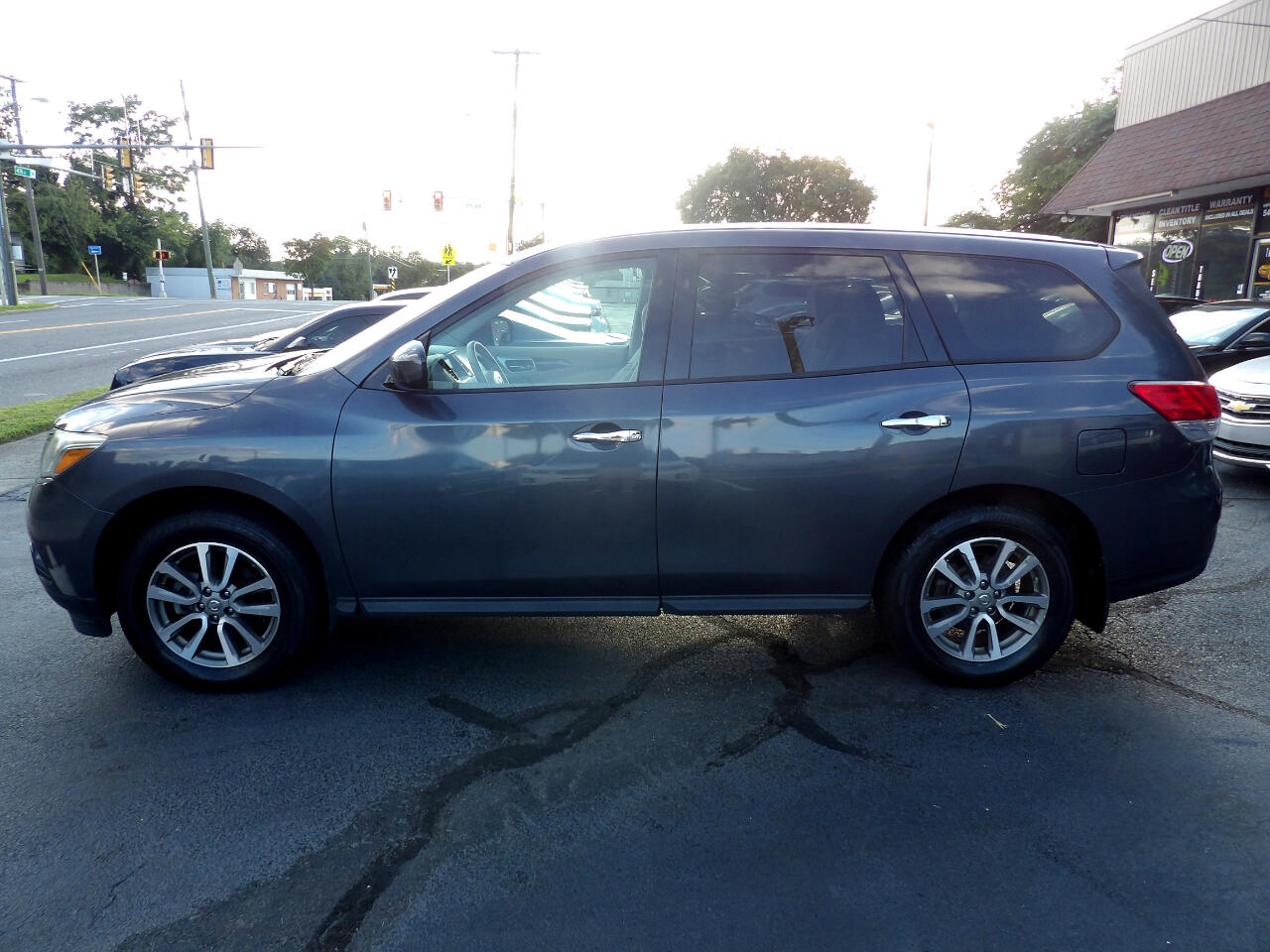2013 Nissan Pathfinder S photo 2