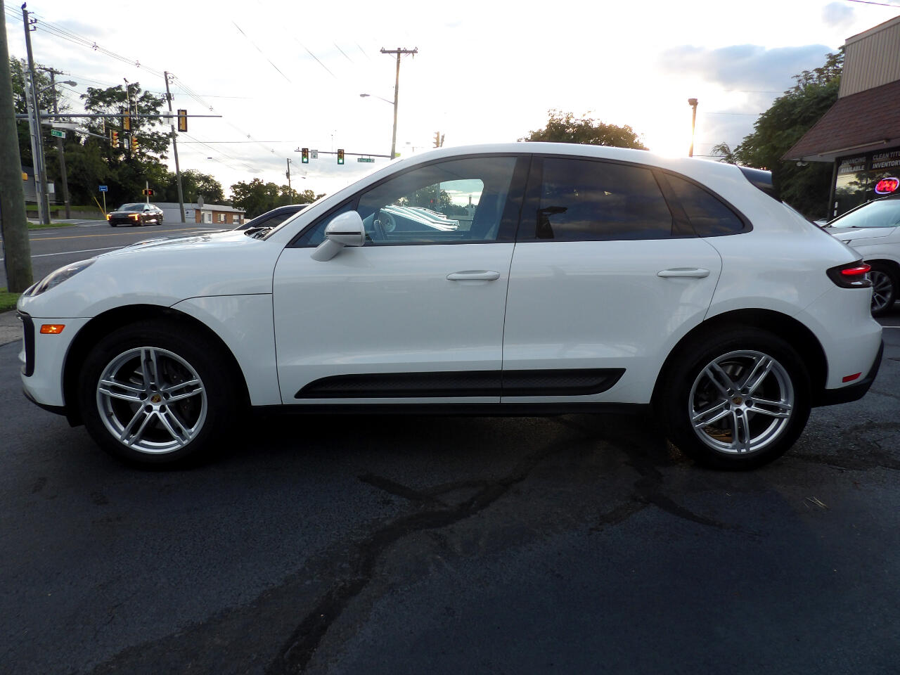 2023 Porsche Macan T photo 2