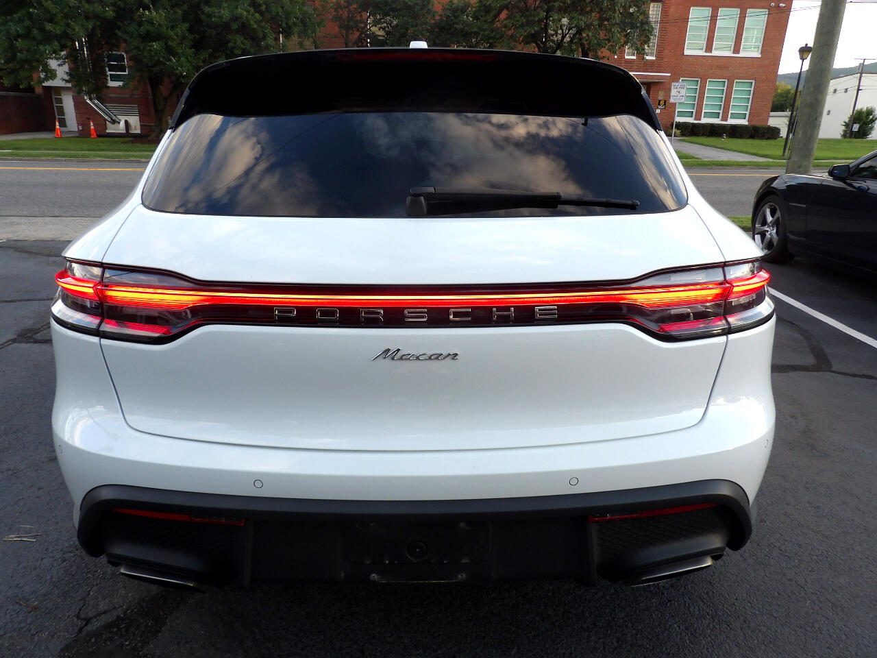 2023 Porsche Macan T photo 4