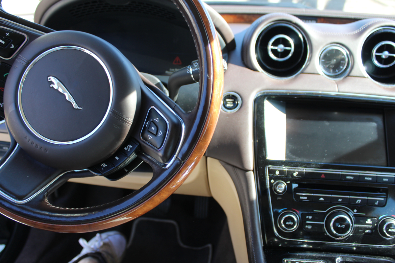 2015 Jaguar XJ photo 10