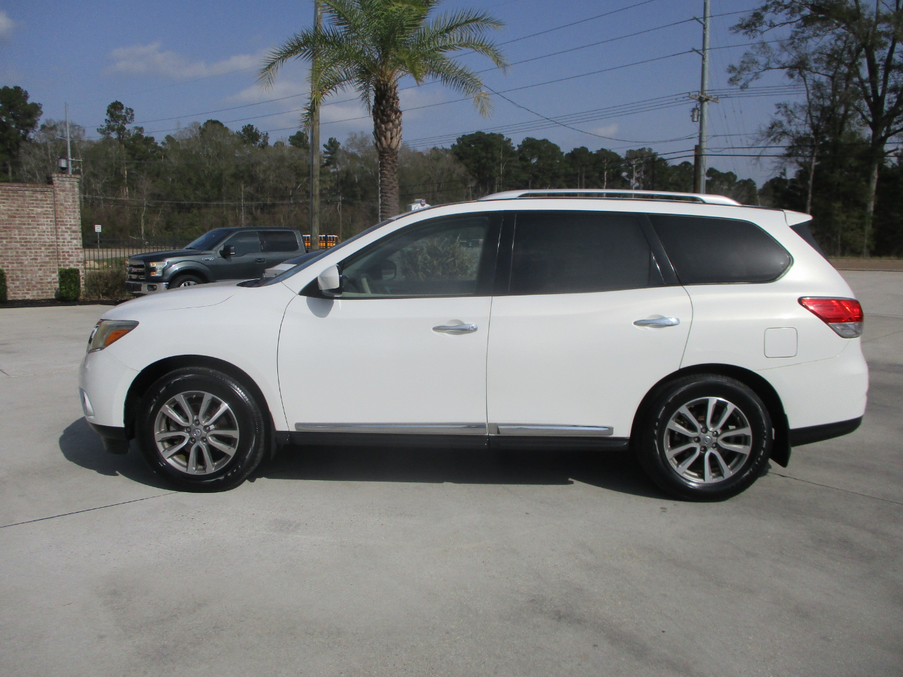 Nissan Pathfinder SL 2WD 2014