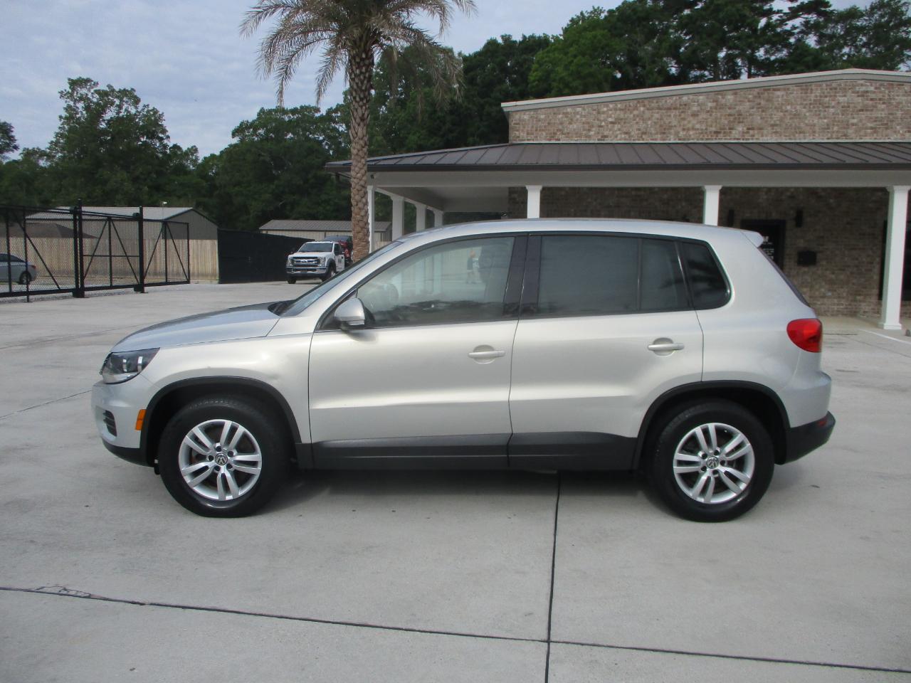 Volkswagen Tiguan S 2012