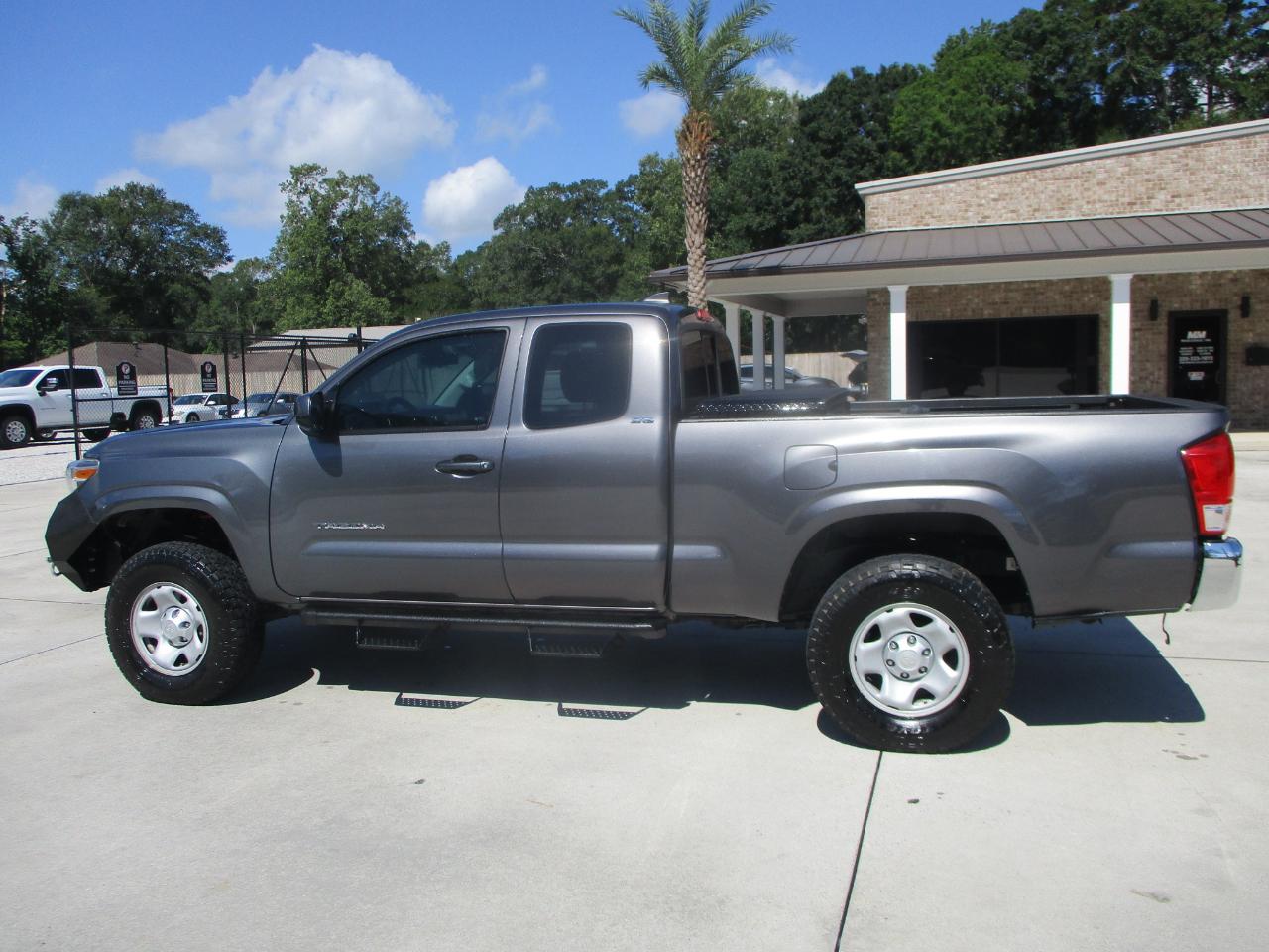 Toyota Tacoma SR5 Access Cab 6' Bed I4 4x4 AT (Natl) 2017
