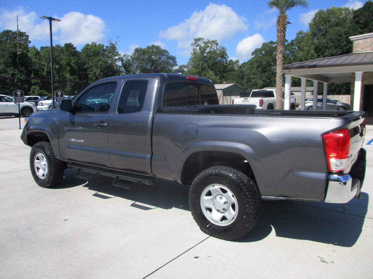 Toyota Tacoma SR5 Access Cab 6' Bed I4 4x4 AT (Natl) 2017
