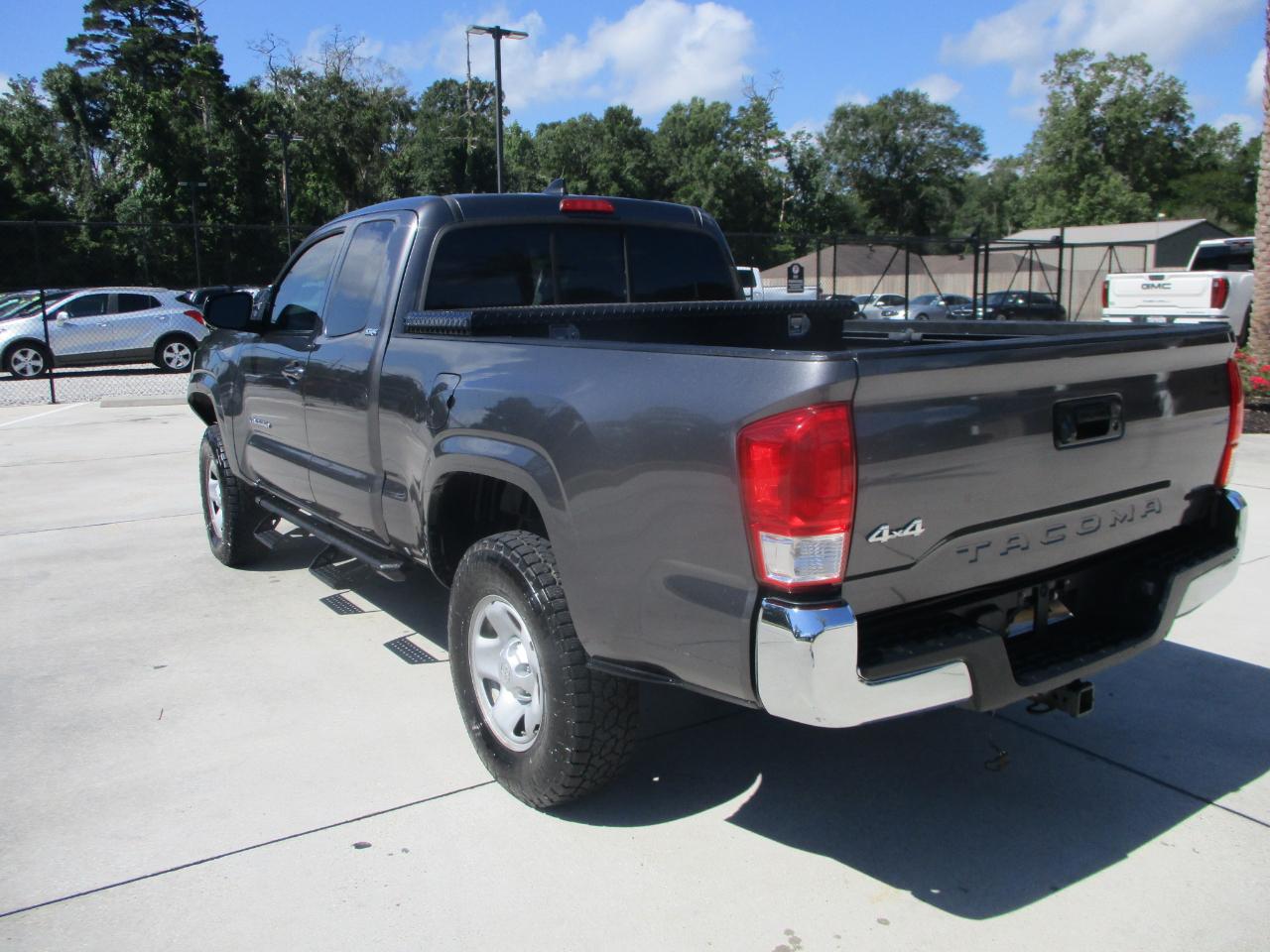 Toyota Tacoma SR5 Access Cab 6' Bed I4 4x4 AT (Natl) 2017