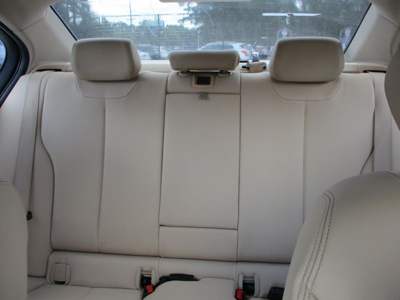 BMW 3 Series 4dr Sdn 328i RWD 2013