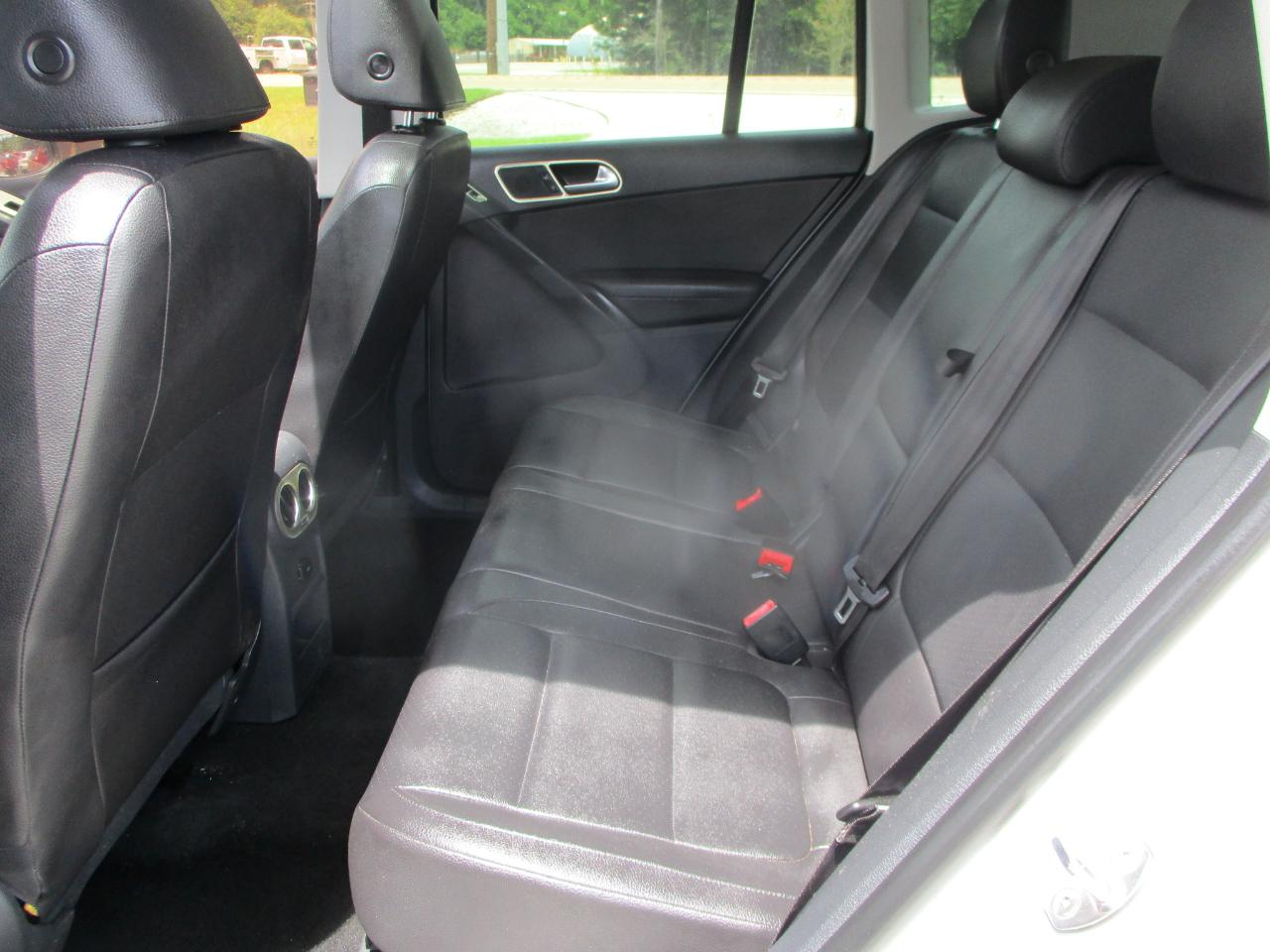 Volkswagen Tiguan 2WD 4dr Auto SE w/Sunroof & Nav 2012