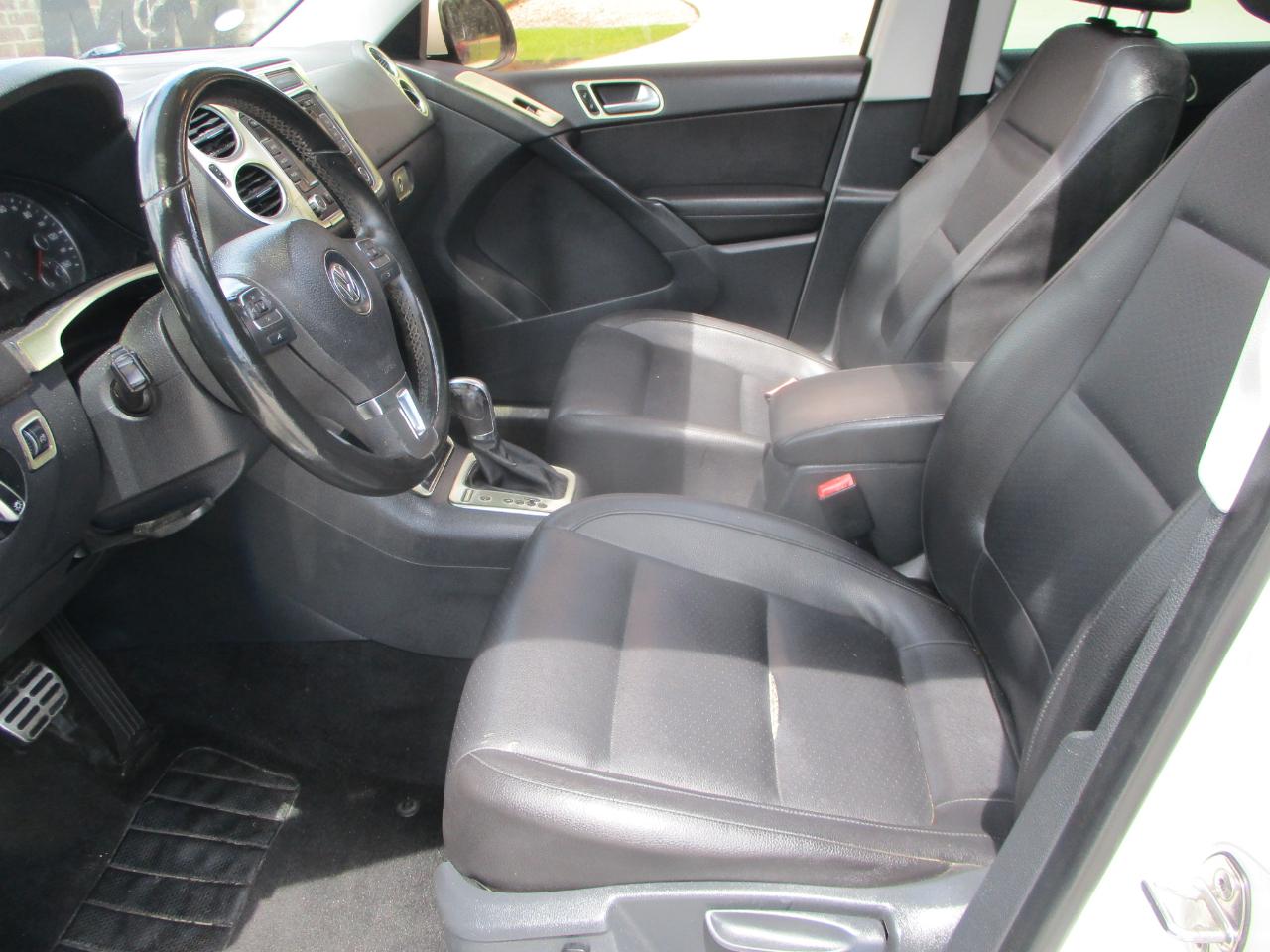 Volkswagen Tiguan 2WD 4dr Auto SE w/Sunroof & Nav 2012