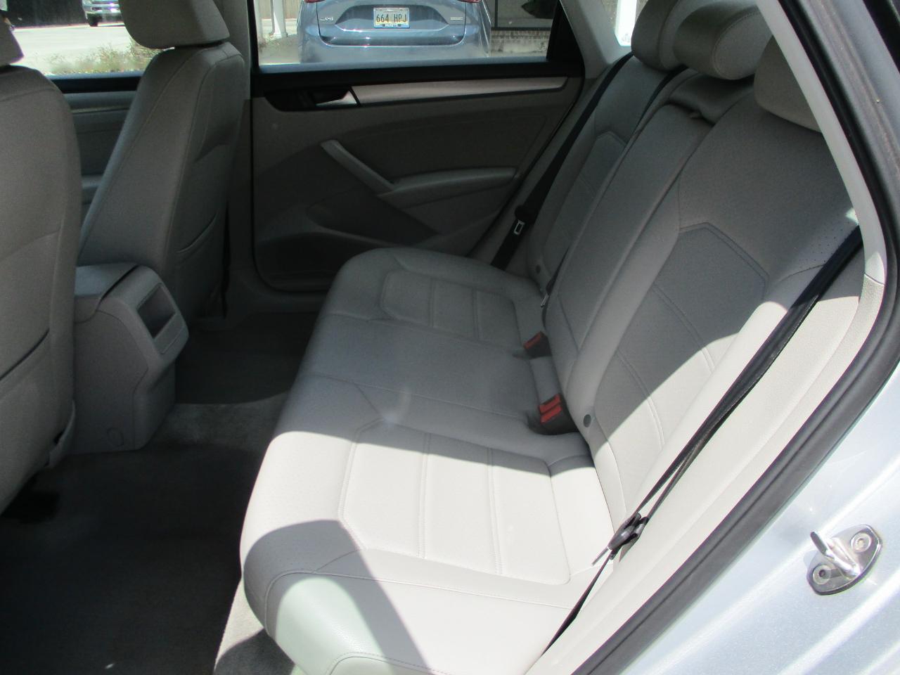 Volkswagen Passat 4dr Sdn 1.8T Auto S 2015
