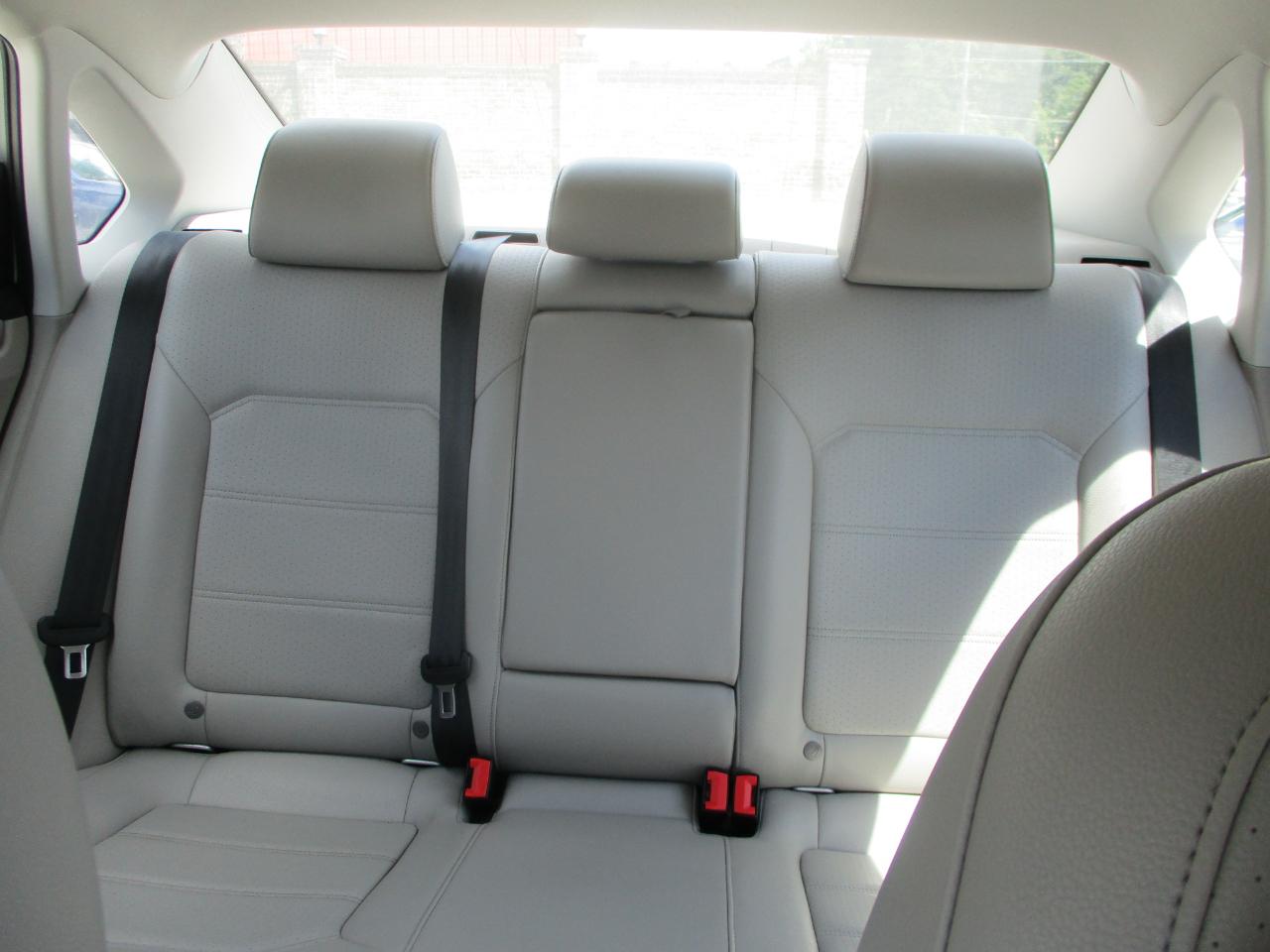 Volkswagen Passat 4dr Sdn 1.8T Auto S 2015