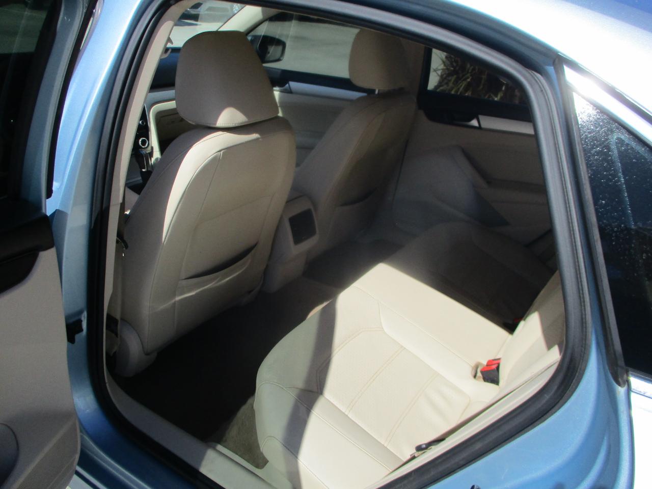 Volkswagen Passat 4dr Sdn 2.5L Auto SE PZEV 2013